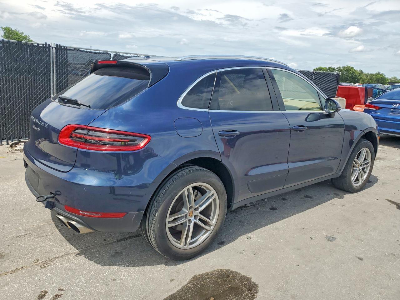 2015 Porsche Macan S - Image 3