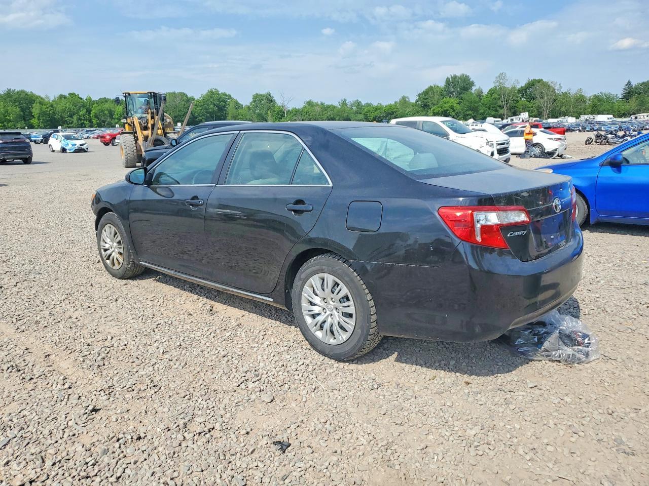 2014 Toyota Camry Le - Фото 2
