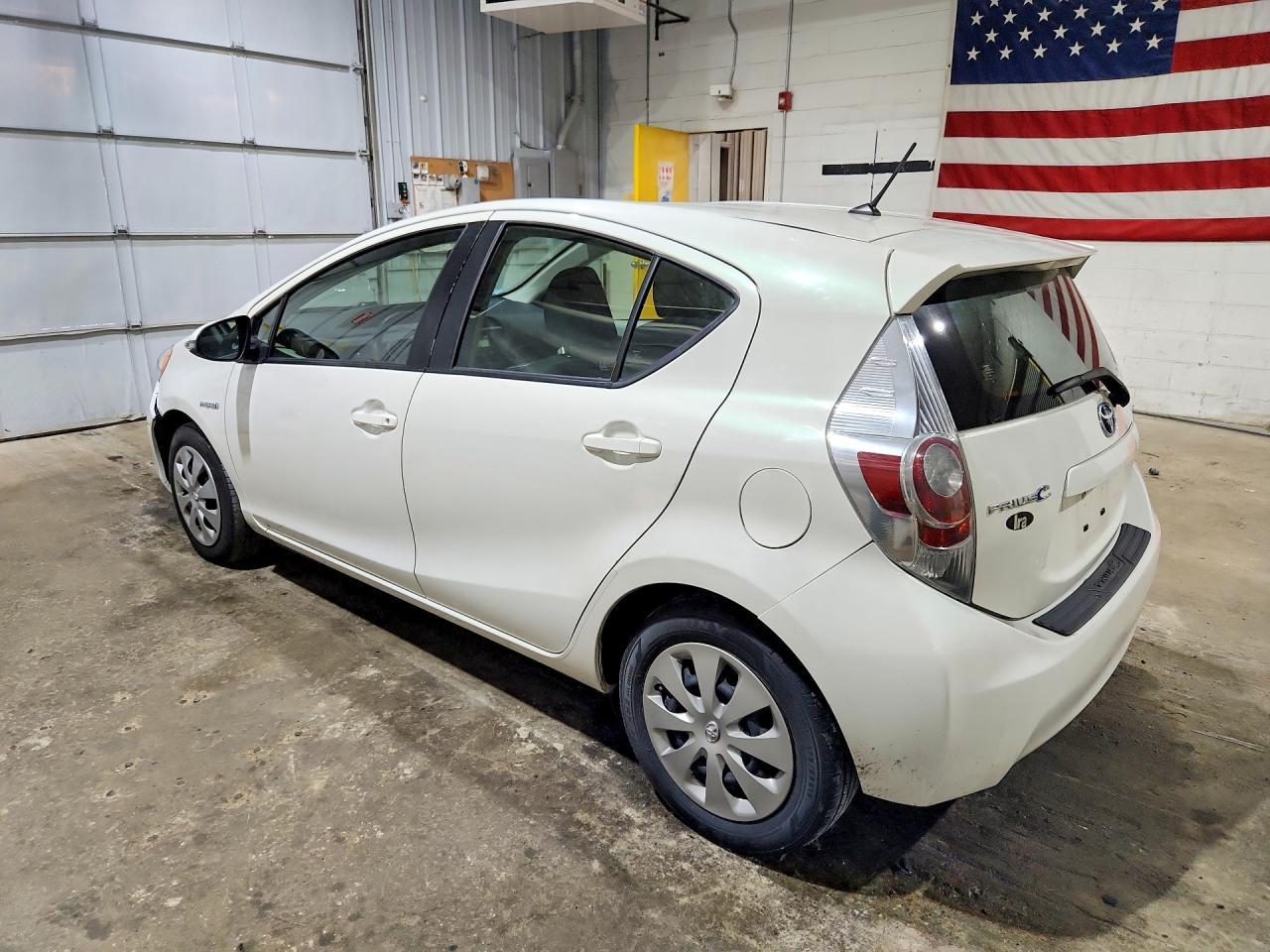 2014 Toyota Prius C Two - Фото 2