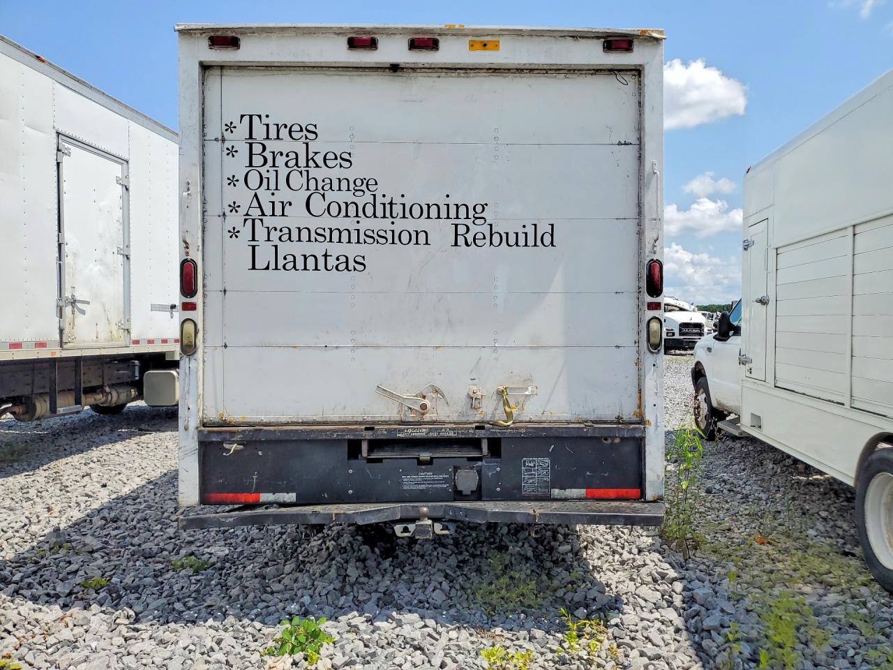 2003 GMC Savana Box Truck - Фото 6
