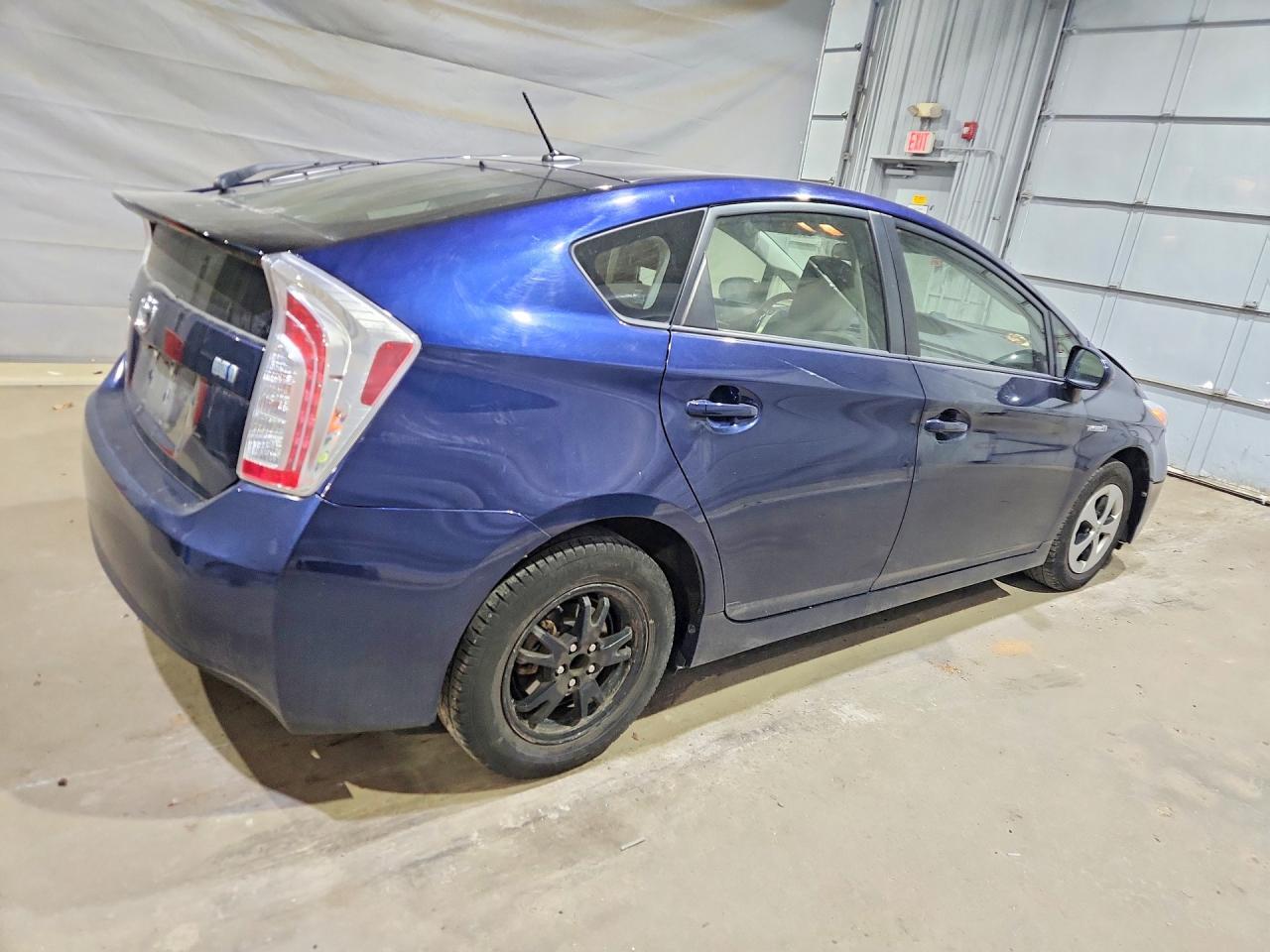 2012 Toyota Prius Three - Фото 3