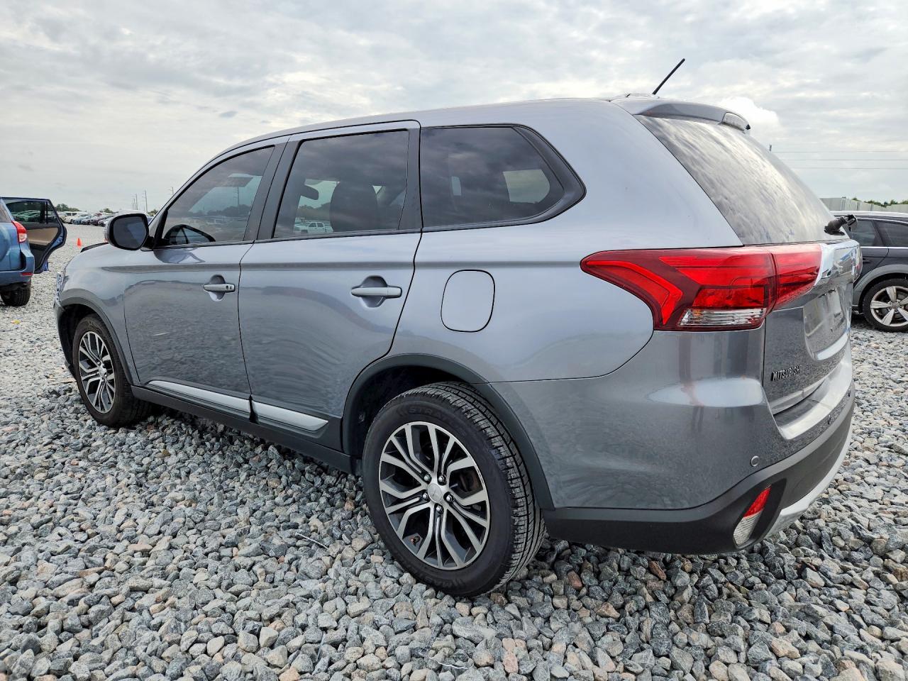 2016 Mitsubishi Outlander Se - Фото 2