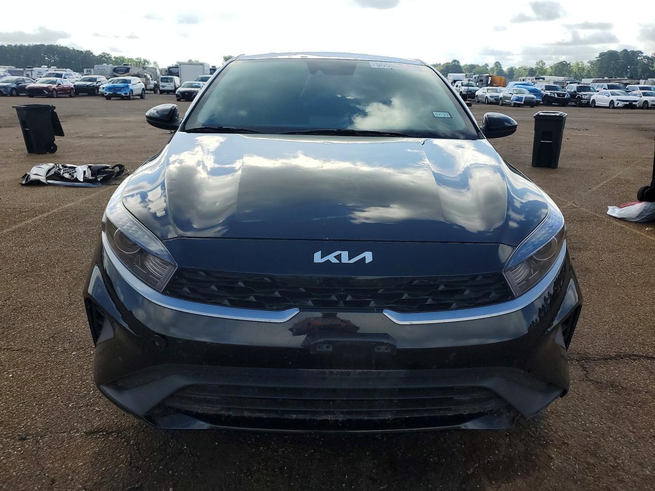 2023 Kia Forte Lxs - Image 5