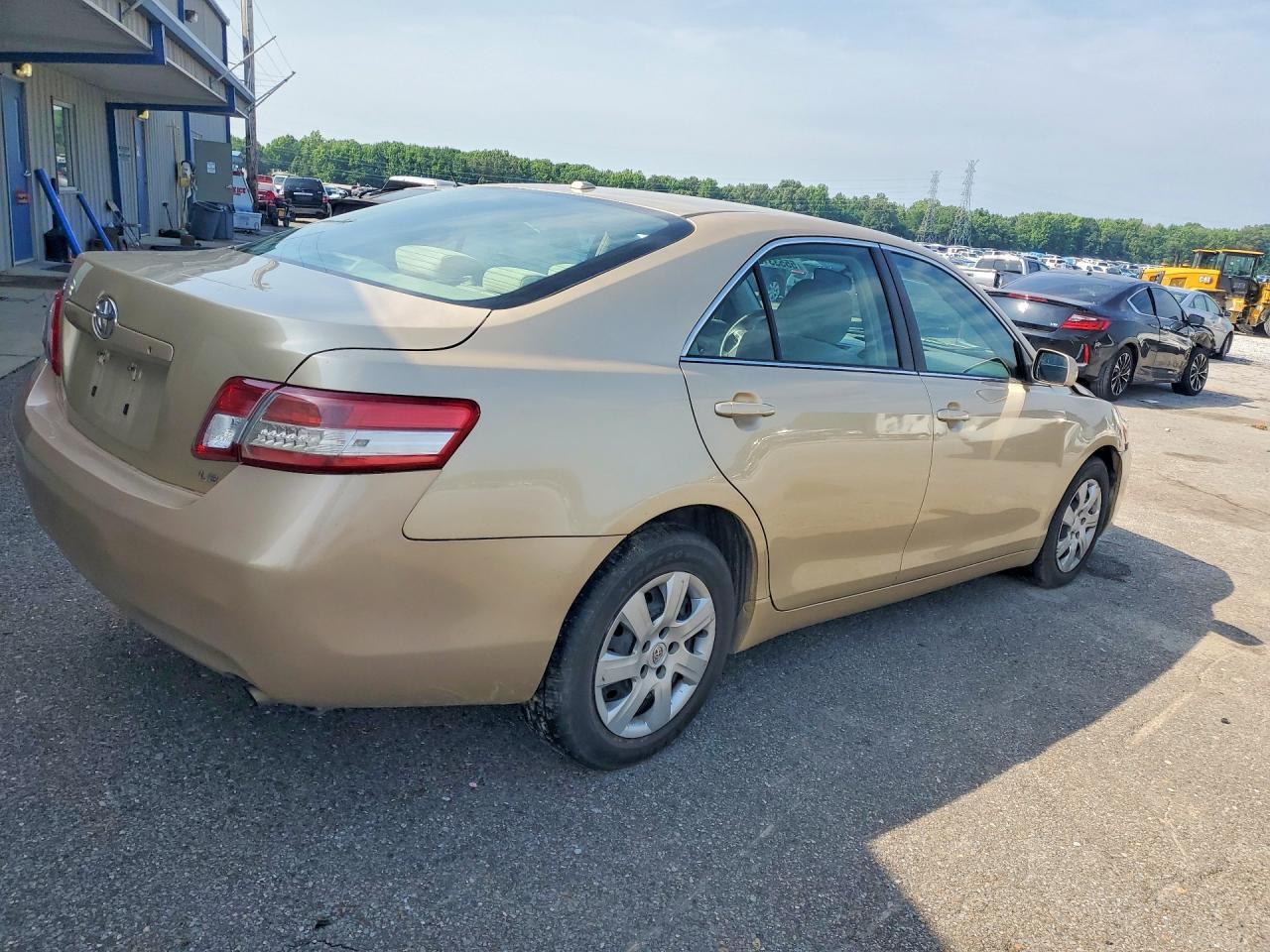 2011 Toyota Camry - Фото 3