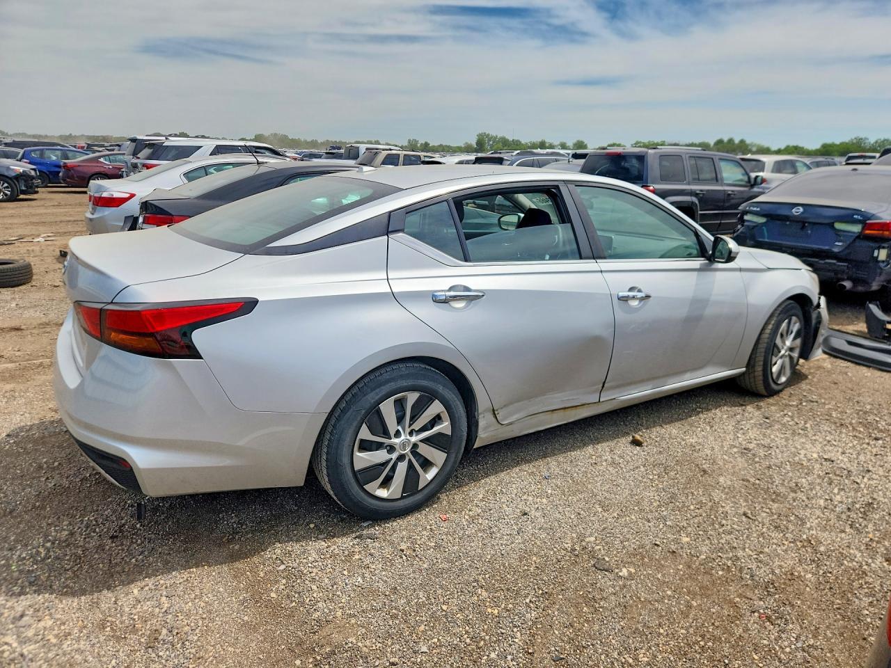 2019 Nissan Altima S - Image 3