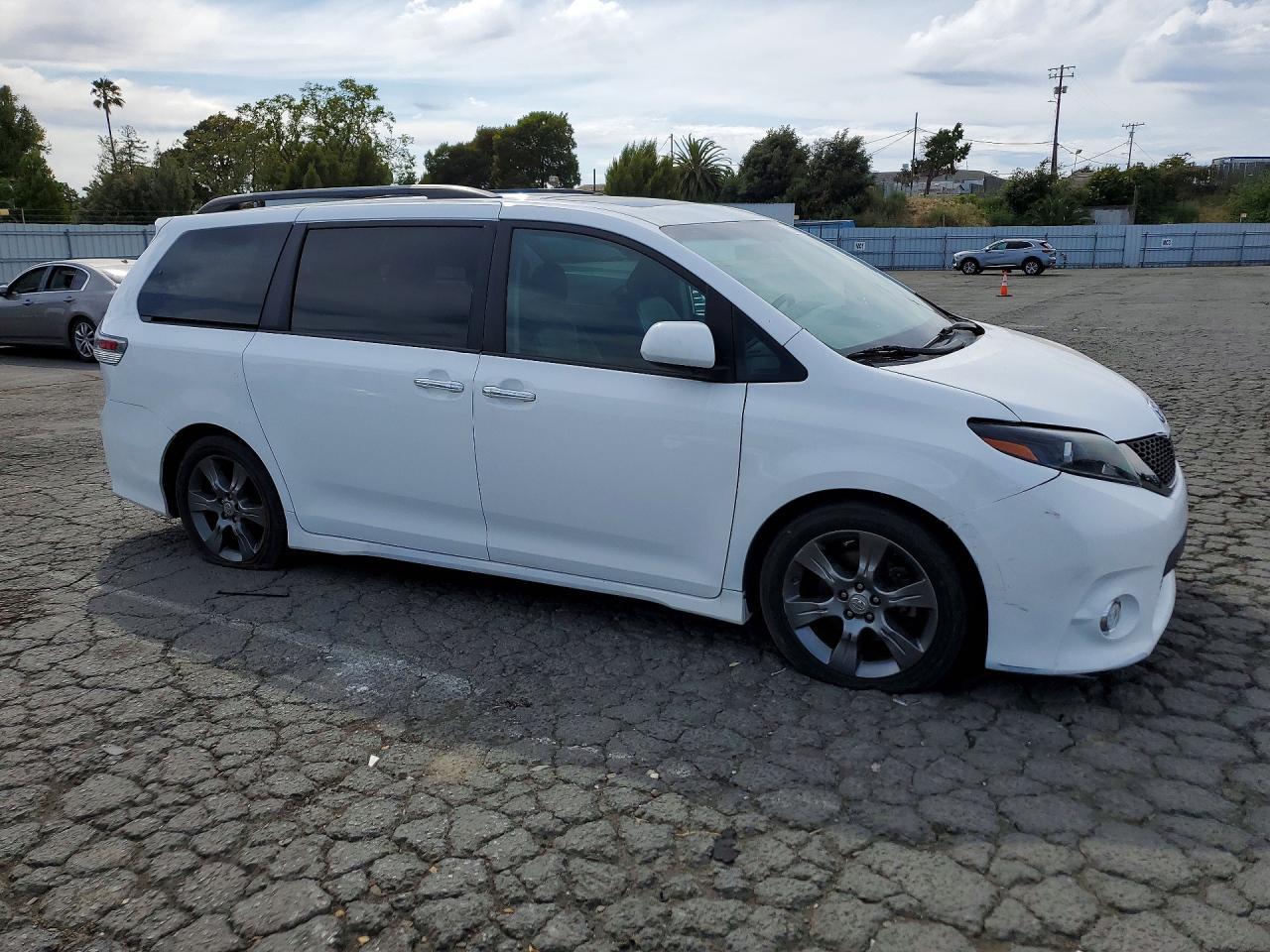 2016 Toyota Sienna Se - Image 4