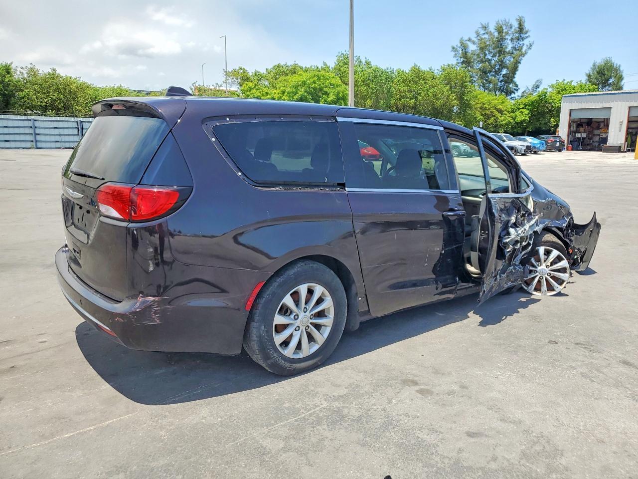 2018 Chrysler Pacifica Touring Plus - Фото 3