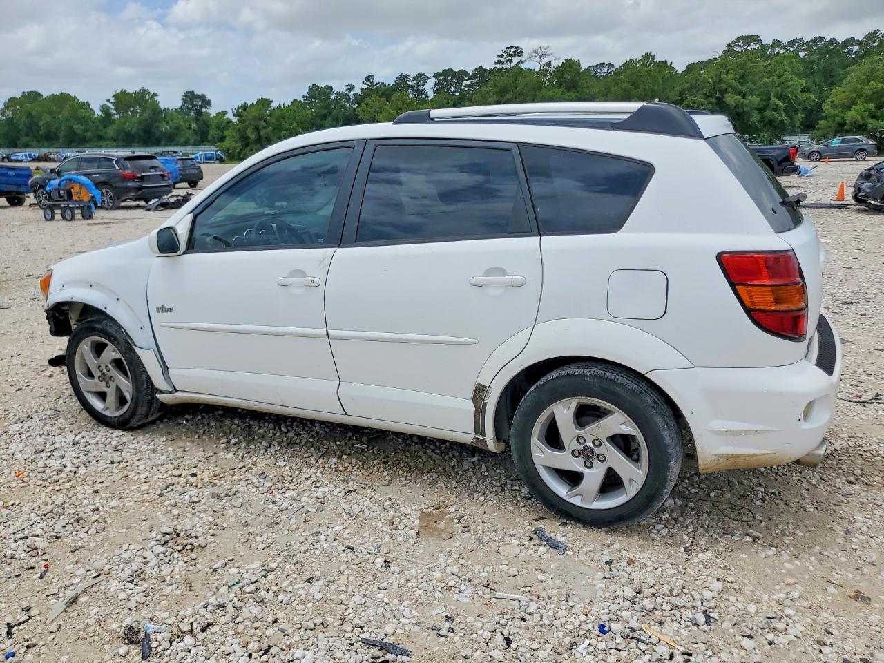 2005 Pontiac Vibe - Image 2