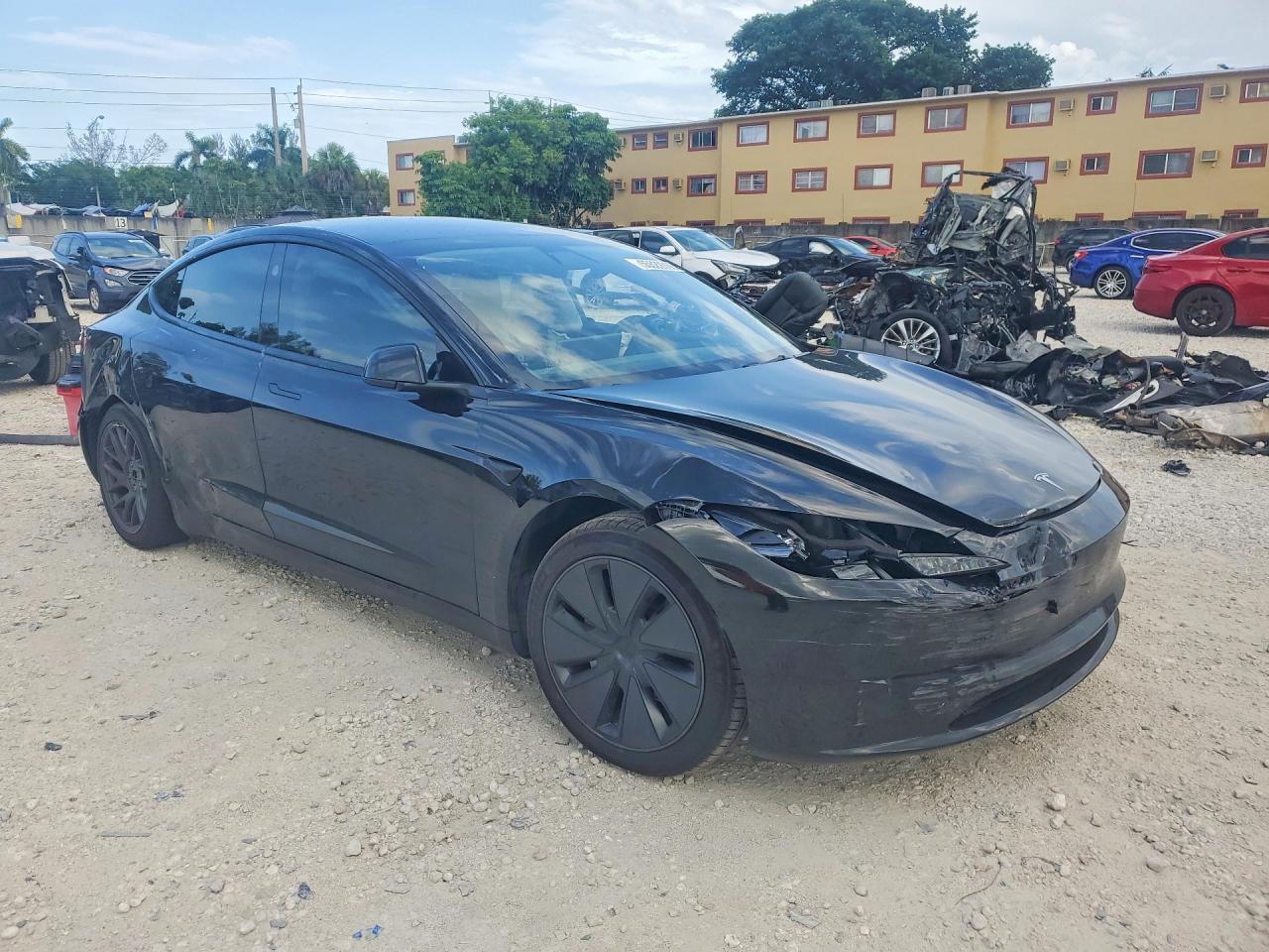 2025 Tesla Model 3 - Фото 4