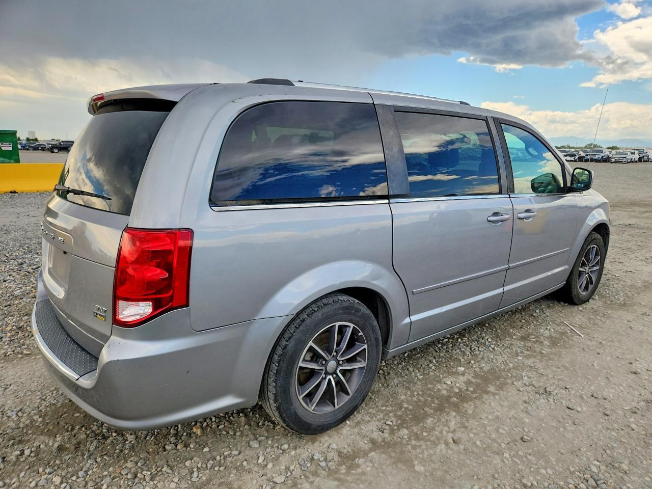 2017 Dodge Grand Caravan Sxt - Image 3