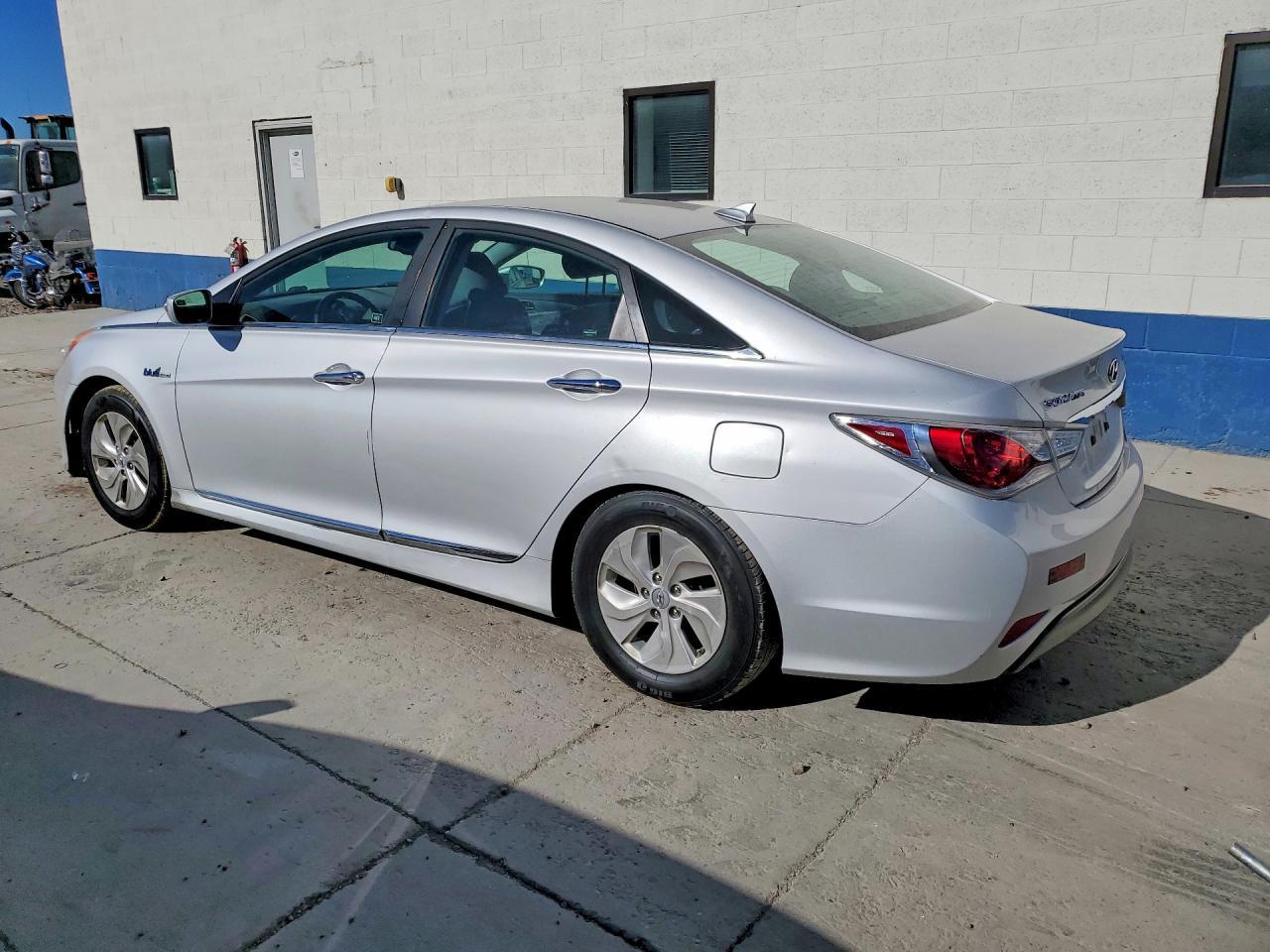 2015 Hyundai Sonata Hybrid Base - Image 2