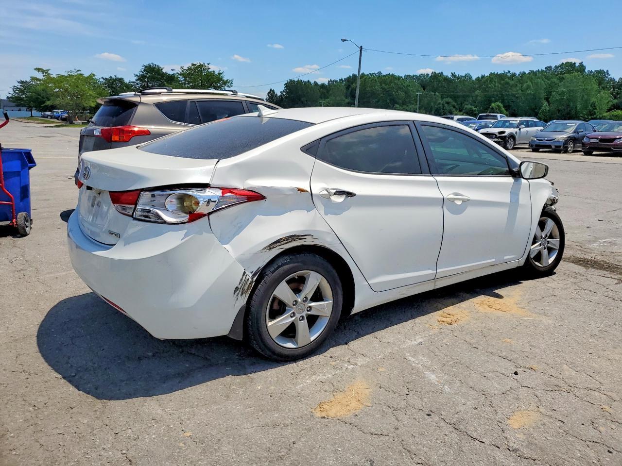 2013 Hyundai Elantra - Image 3