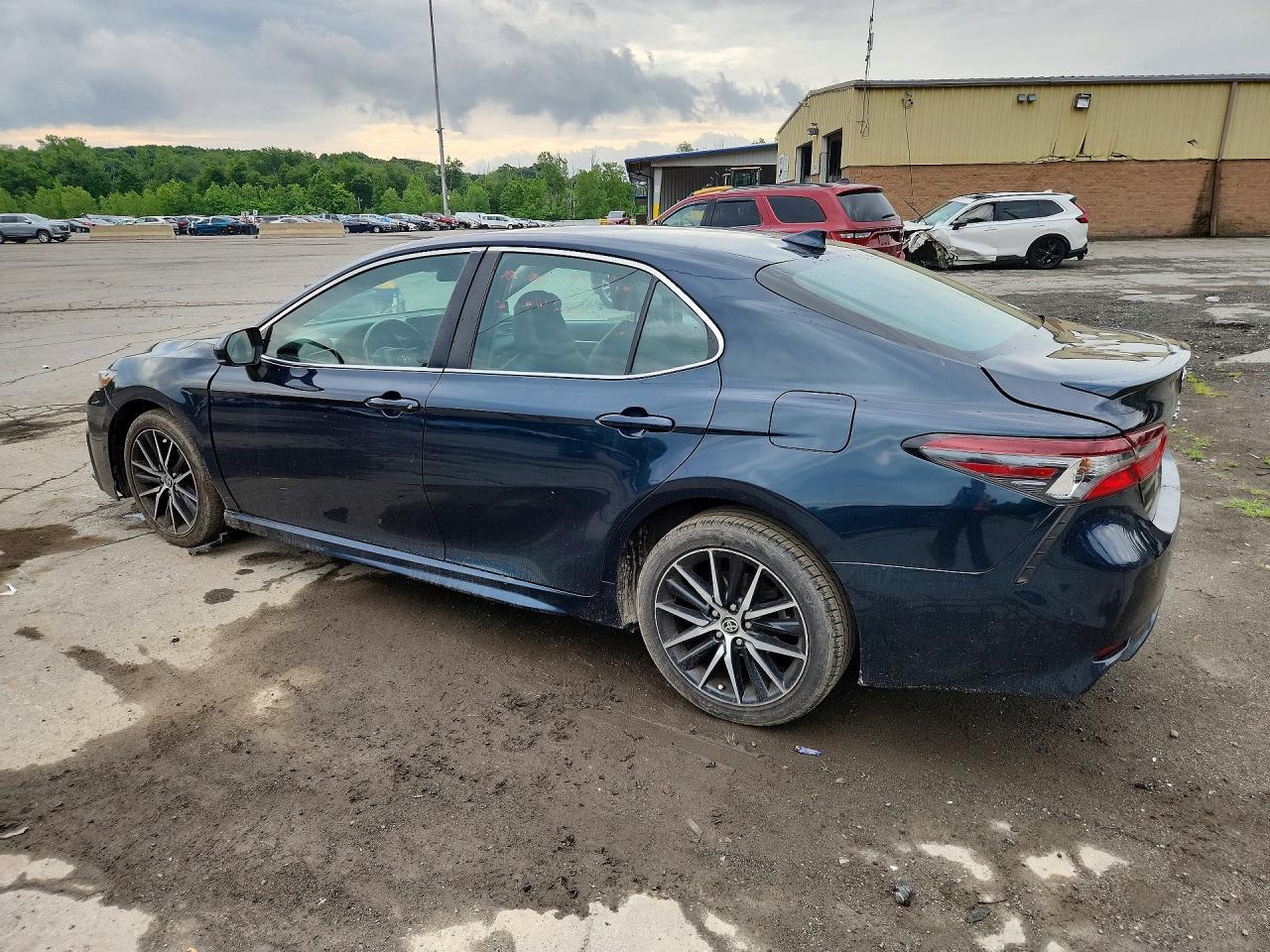 2021 Toyota Camry Se - Фото 2