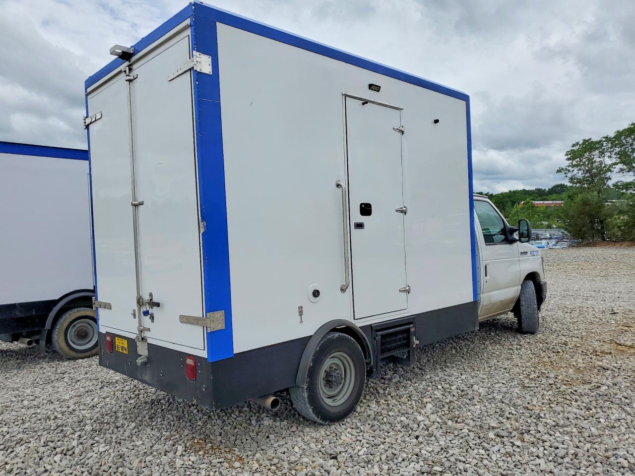 2023 Ford E350 Refrigerated Box Truck - Фото 3
