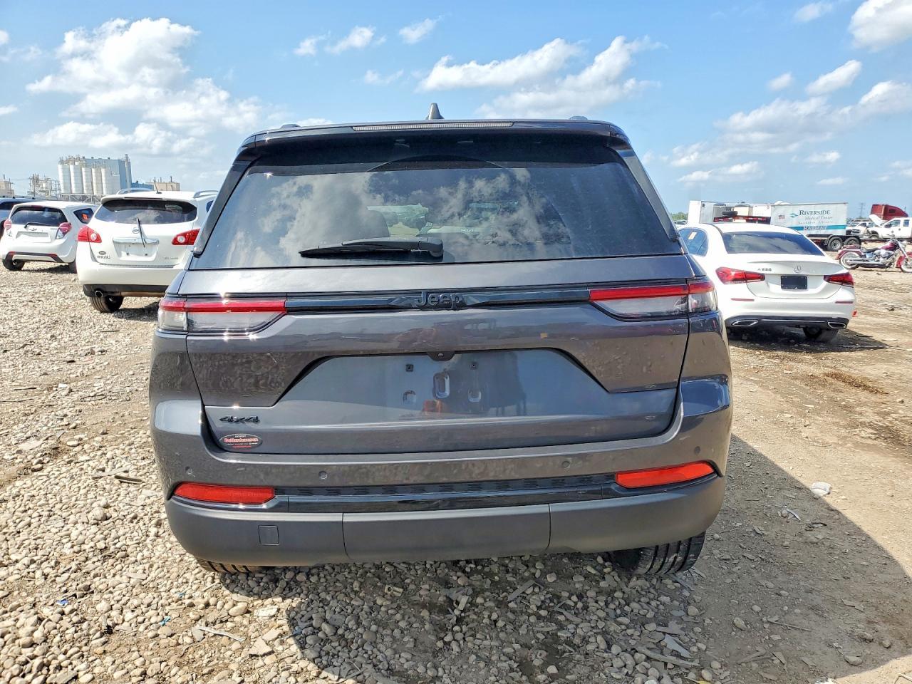 2024 Jeep Grand Cherokee Laredo - Image 6
