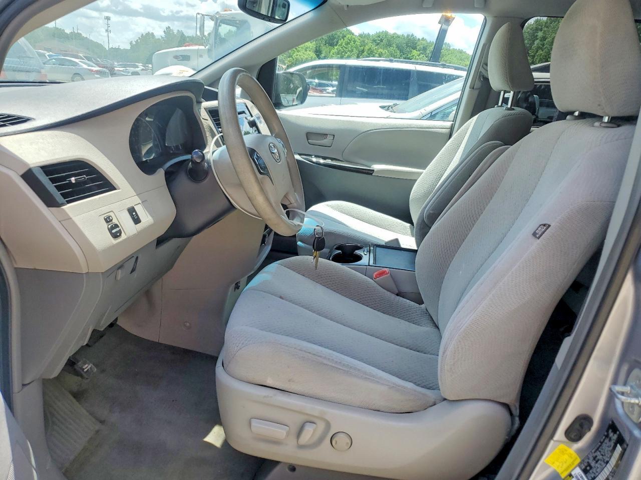 2012 Toyota Sienna Le - Фото 7