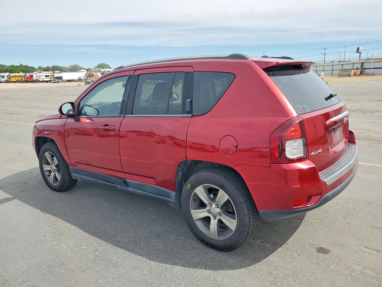 2016 Jeep Compass Latitude - Фото 2