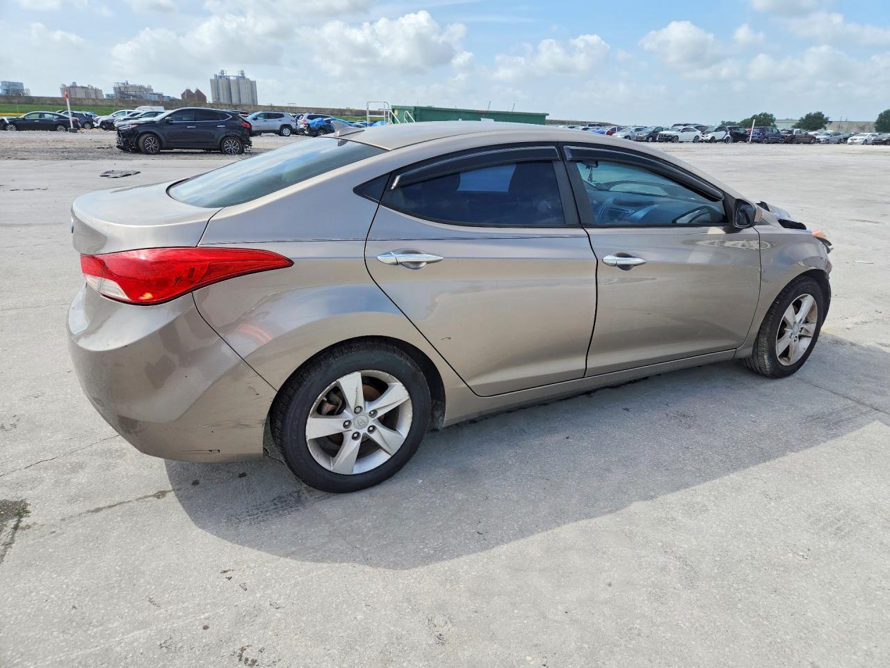 2013 Hyundai Elantra - Image 3