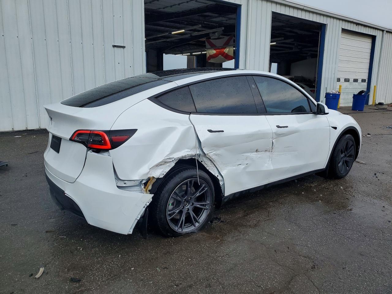 2025 Tesla Model Y - Image 3