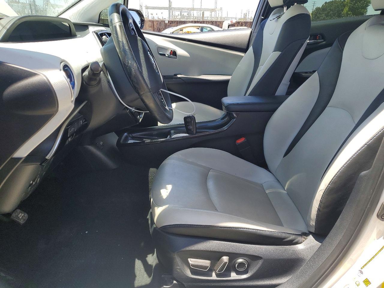 2016 Toyota Prius Four Touring - Image 7