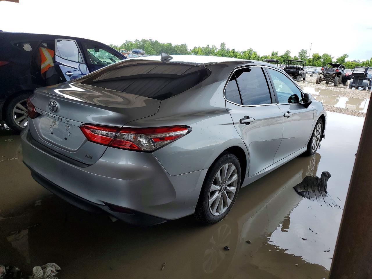 2019 Toyota Camry Le - Фото 3