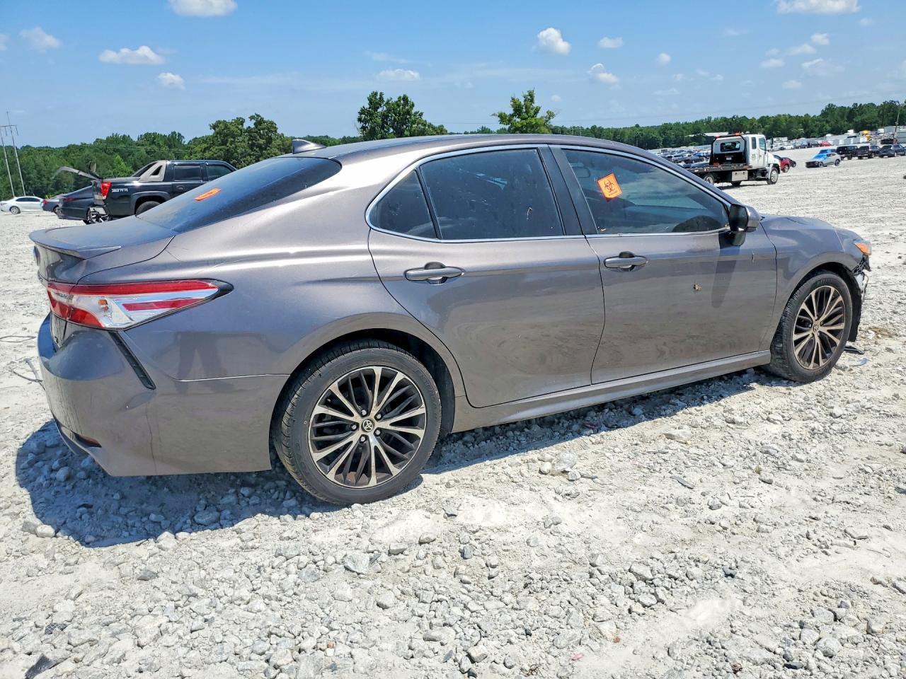 2020 Toyota Camry Se - Фото 3