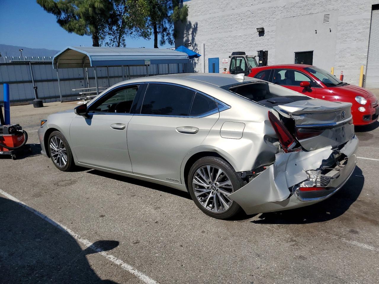 2020 Lexus Es 300H - Фото 2