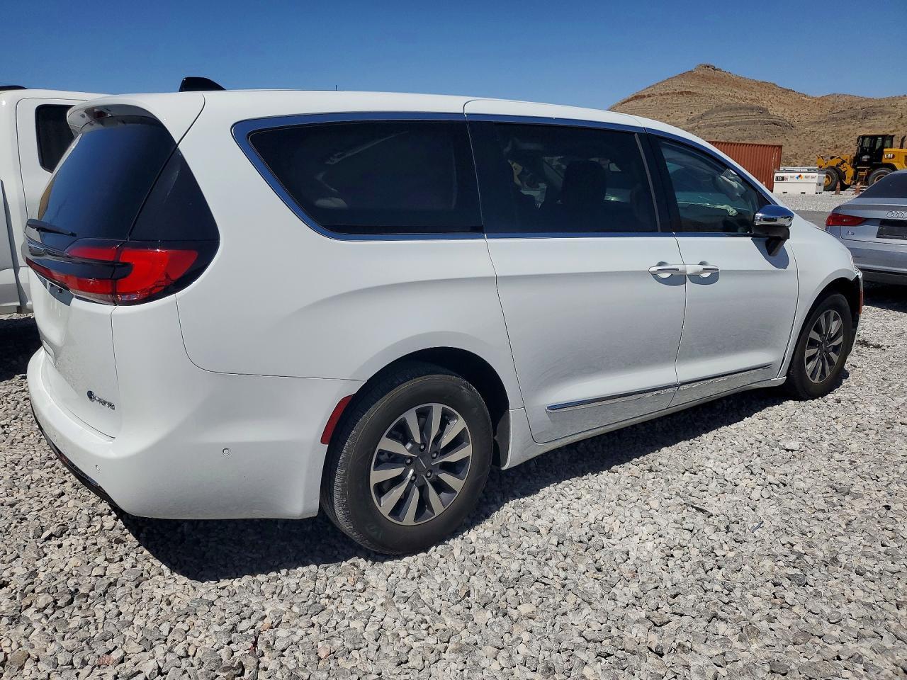 2023 Chrysler Pacifica Hybrid Pinnacle - Image 3