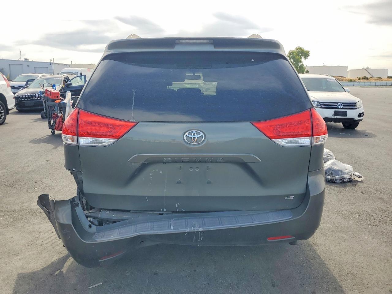 2011 Toyota Sienna Le - Фото 6
