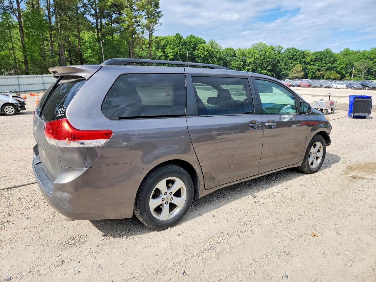2012 Toyota Sienna Le - Фото 3