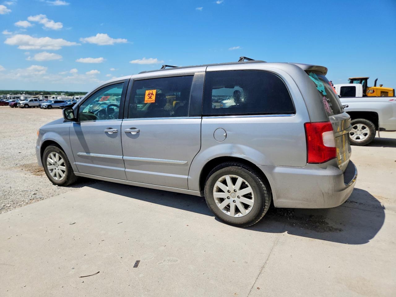 2016 Chrysler Town & Country Touring - Image 2