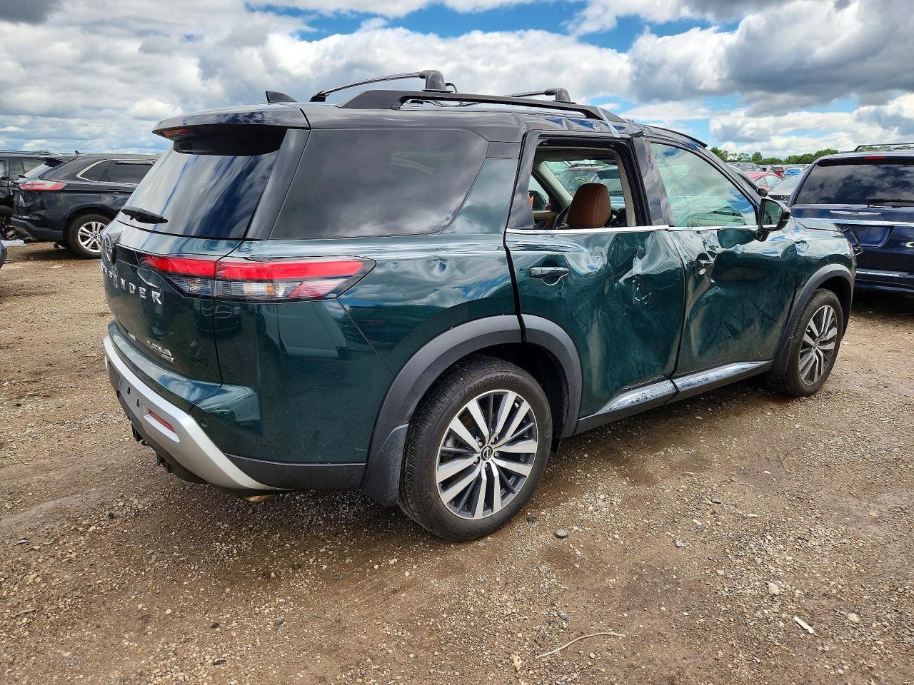 2022 Nissan Pathfinder Platinum - Image 3