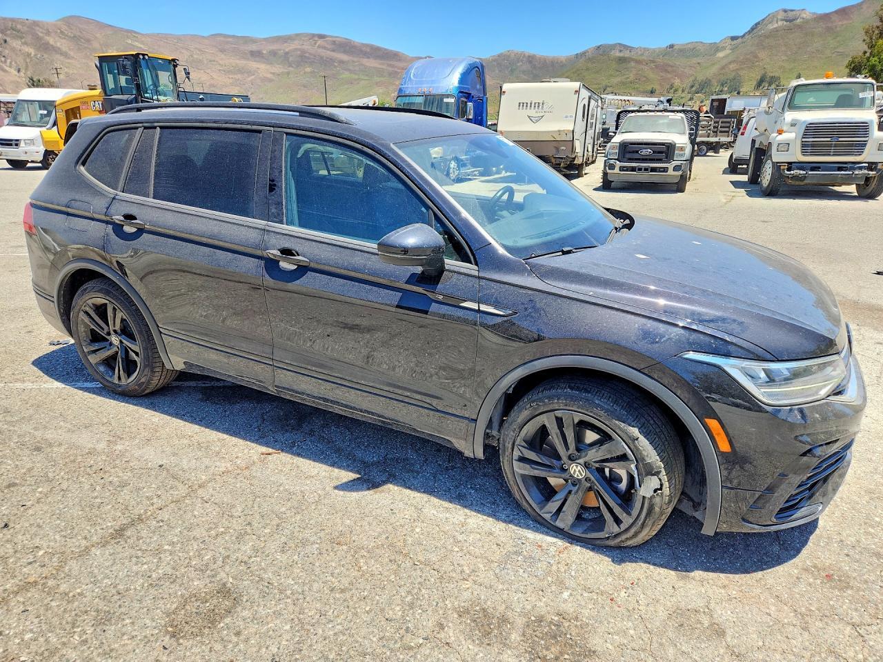 2023 Volkswagen Tiguan Se R-Line Black - Image 4