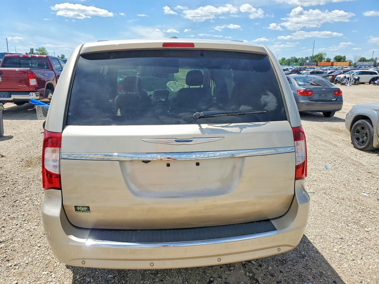 2014 Chrysler Town & Country Touring L - Image 6