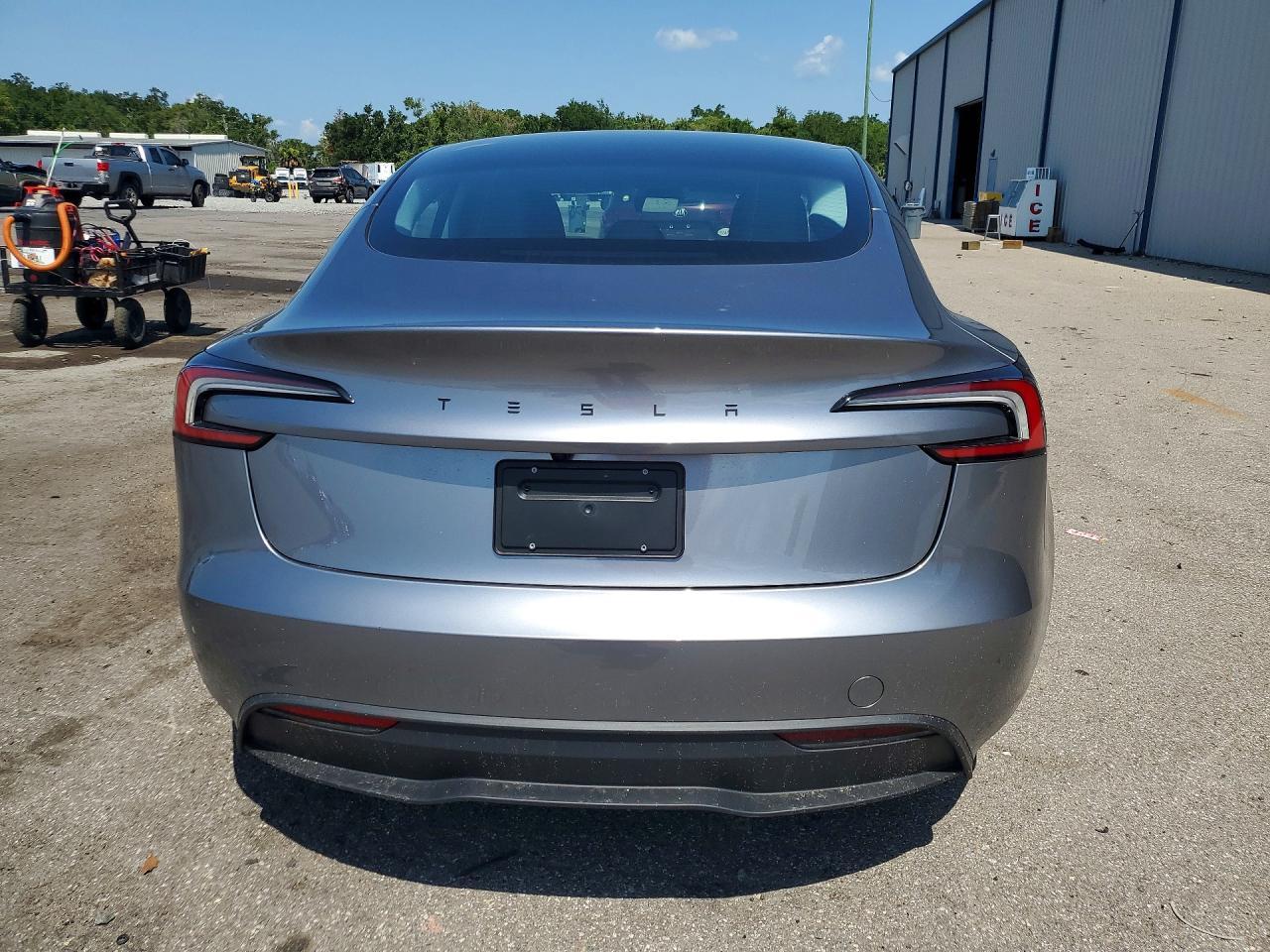 2026 Tesla Model 3 - Фото 5