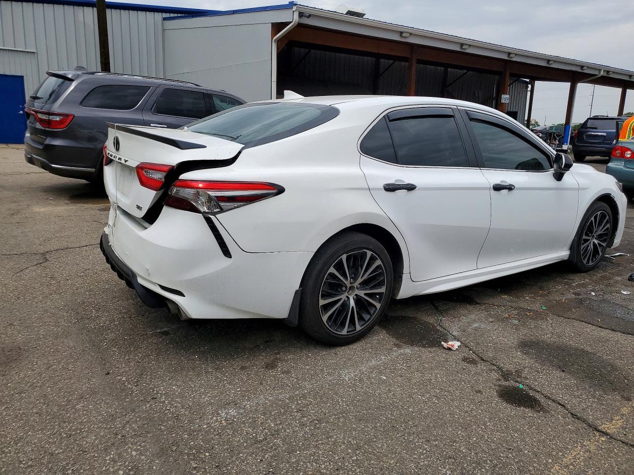 2019 Toyota Camry Se - Фото 3