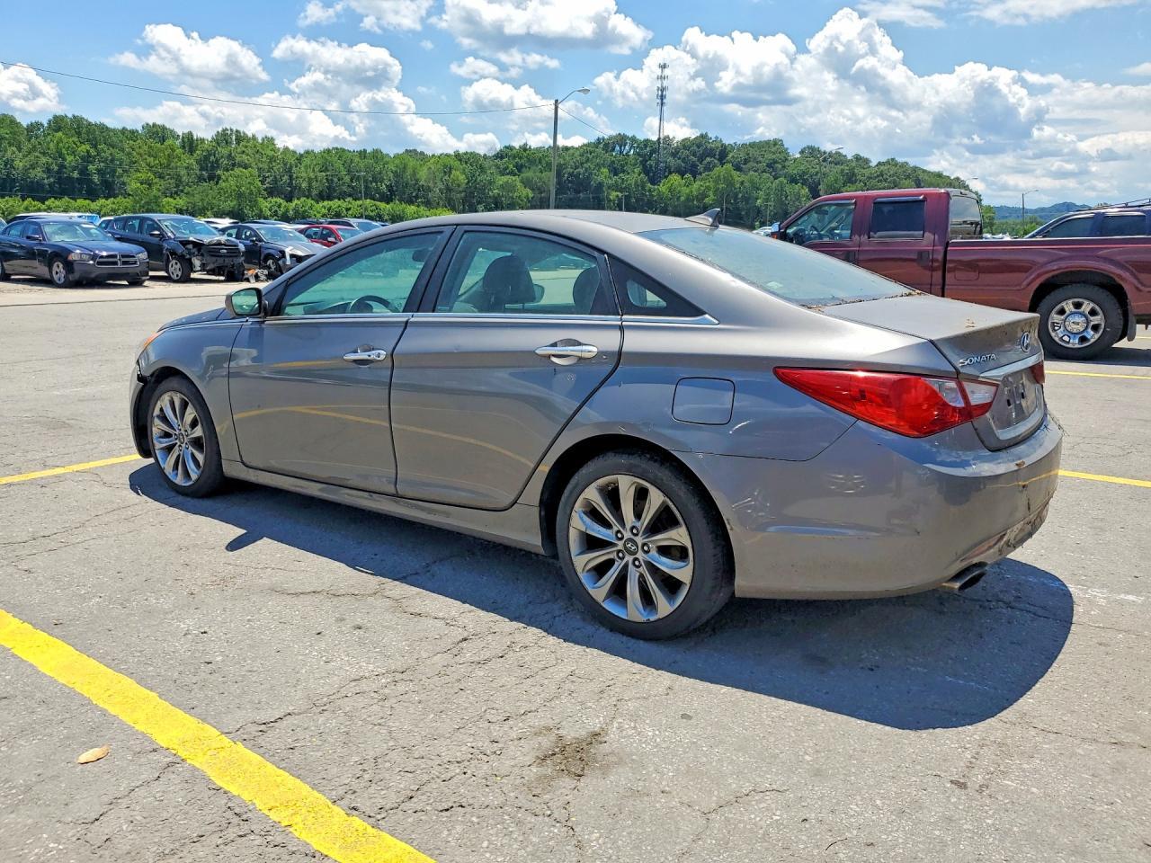 2011 Hyundai Sonata Se - Image 2