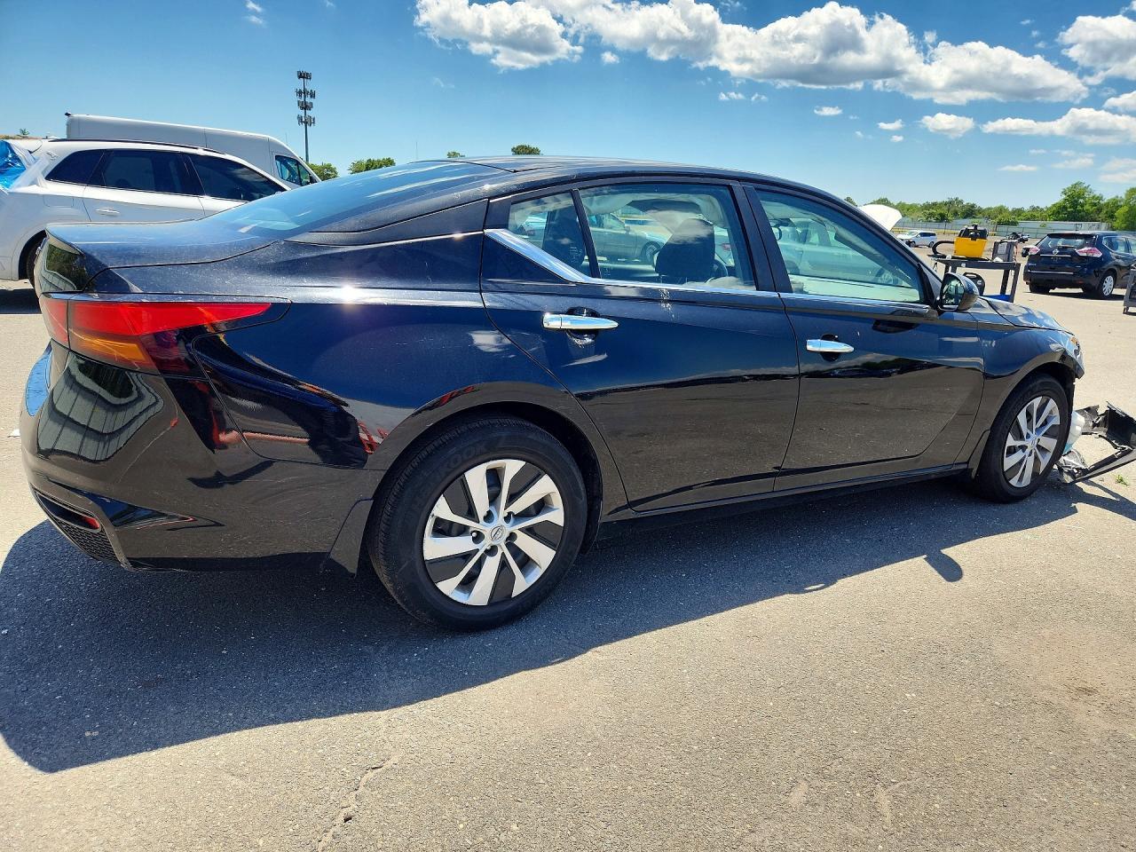 2023 Nissan Altima S - Image 3
