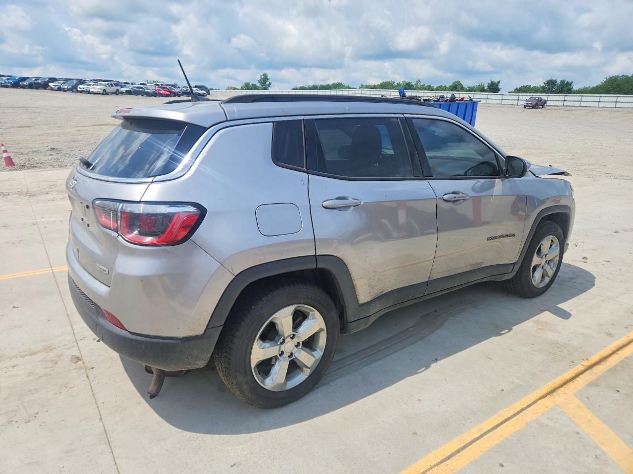 2017 Jeep Compass Latitude - Image 3