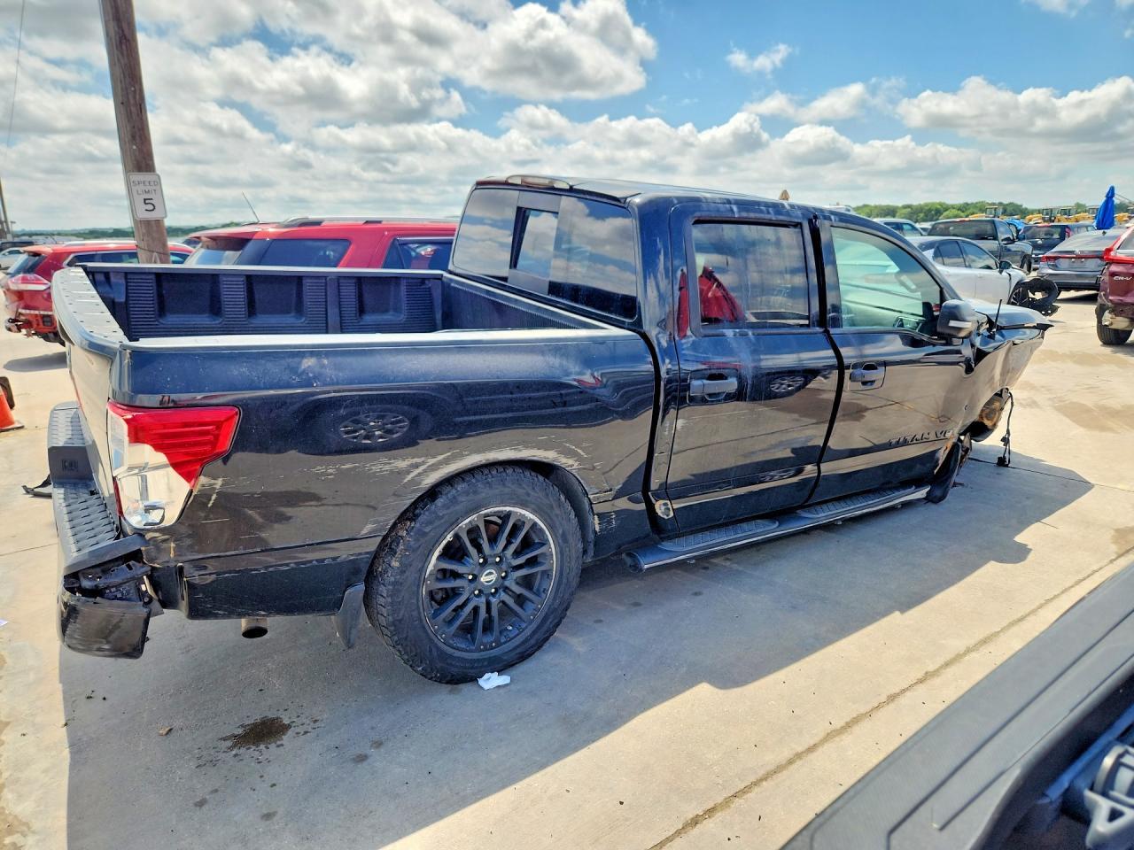 2018 Nissan Titan - Фото 3