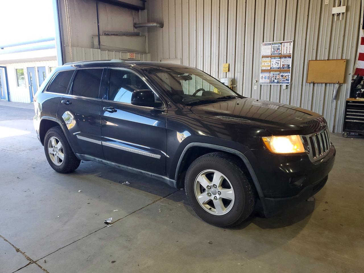 2011 Jeep Grand Cherokee Laredo - Image 4