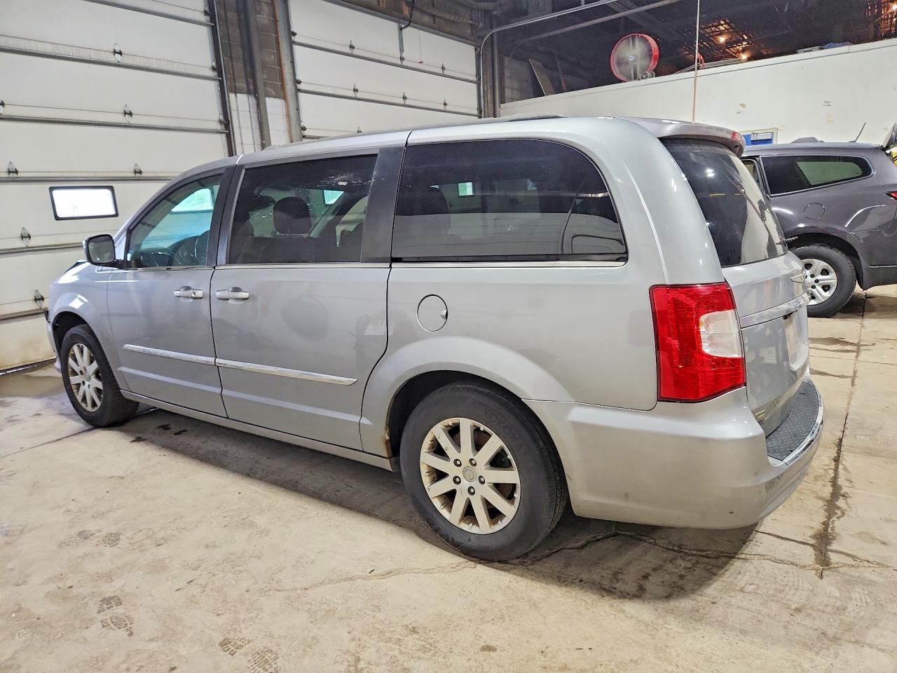2014 Chrysler Town & Country Touring - Фото 2