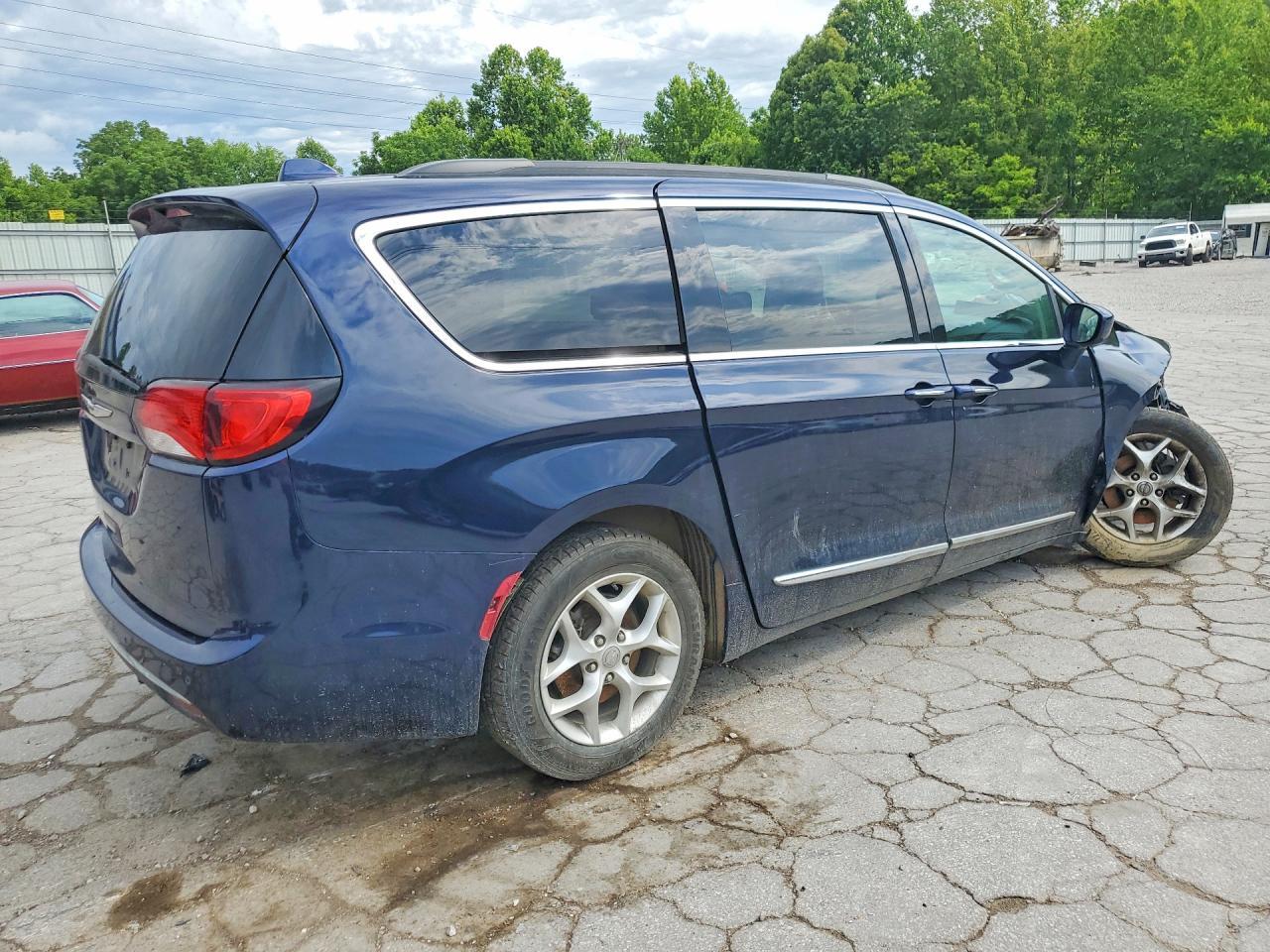 2017 Chrysler Pacifica Touring L - Image 3