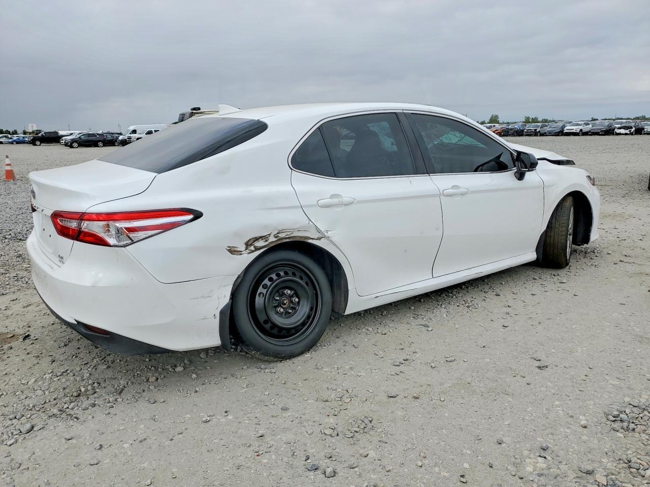 2020 Toyota Camry Le - Фото 3