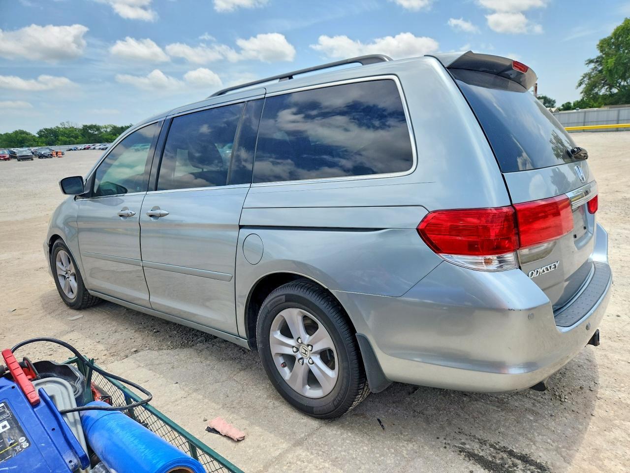 2010 Honda Odyssey Touring - Фото 2