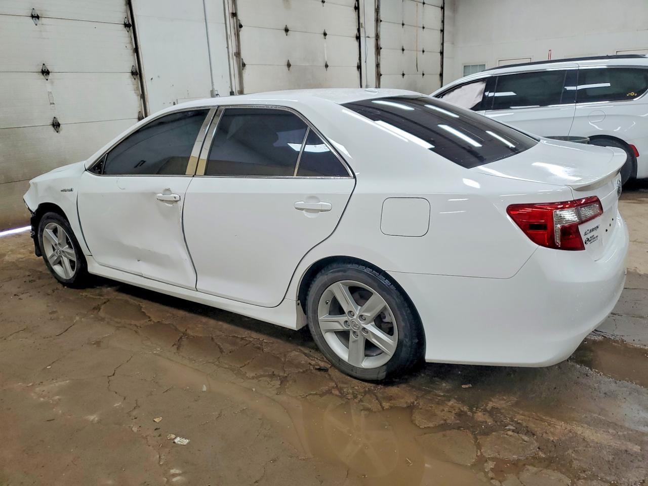 2014 Toyota Camry Hybrid Se - Image 2