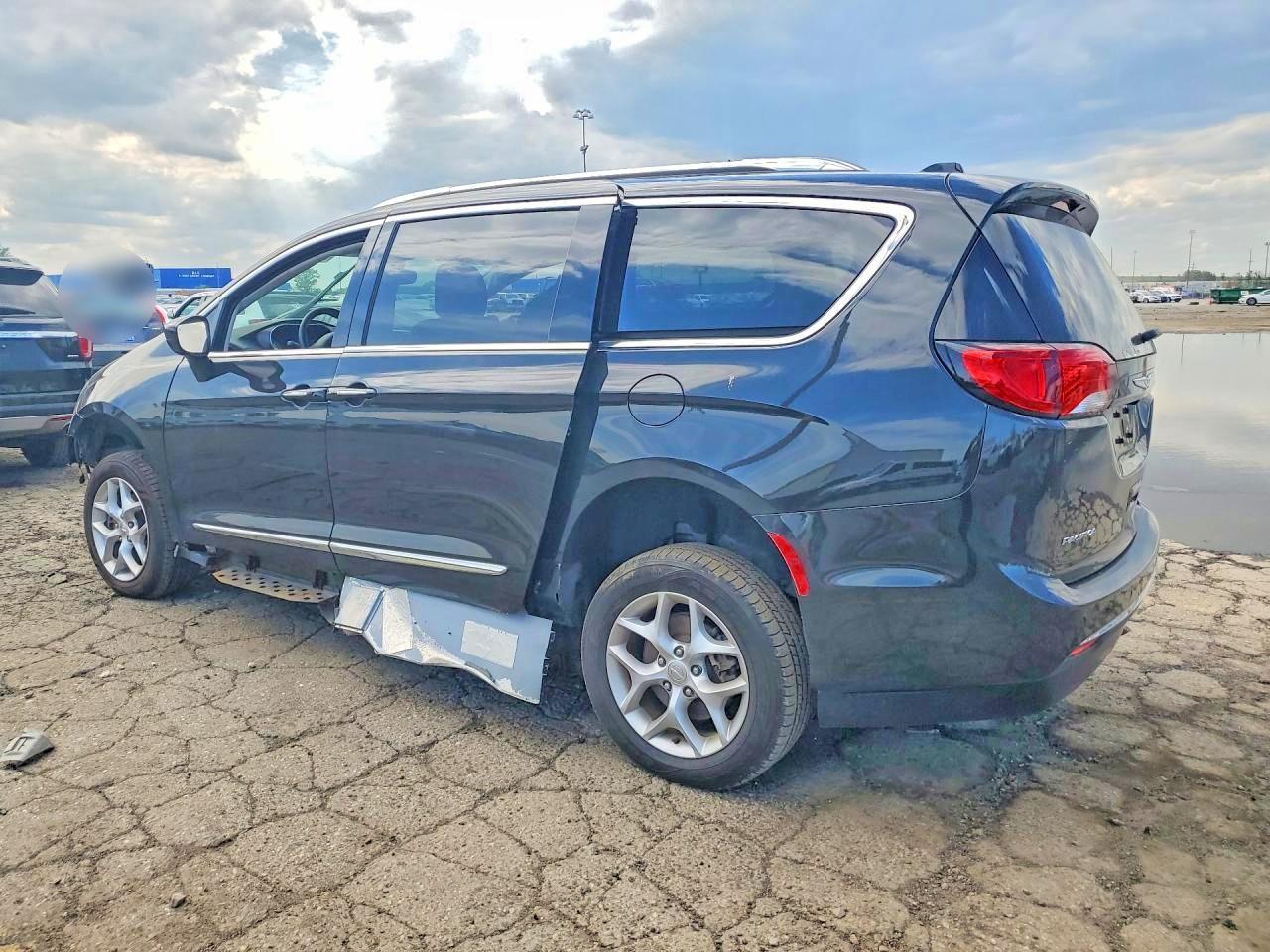 2018 Chrysler Pacifica Touring L - Фото 2