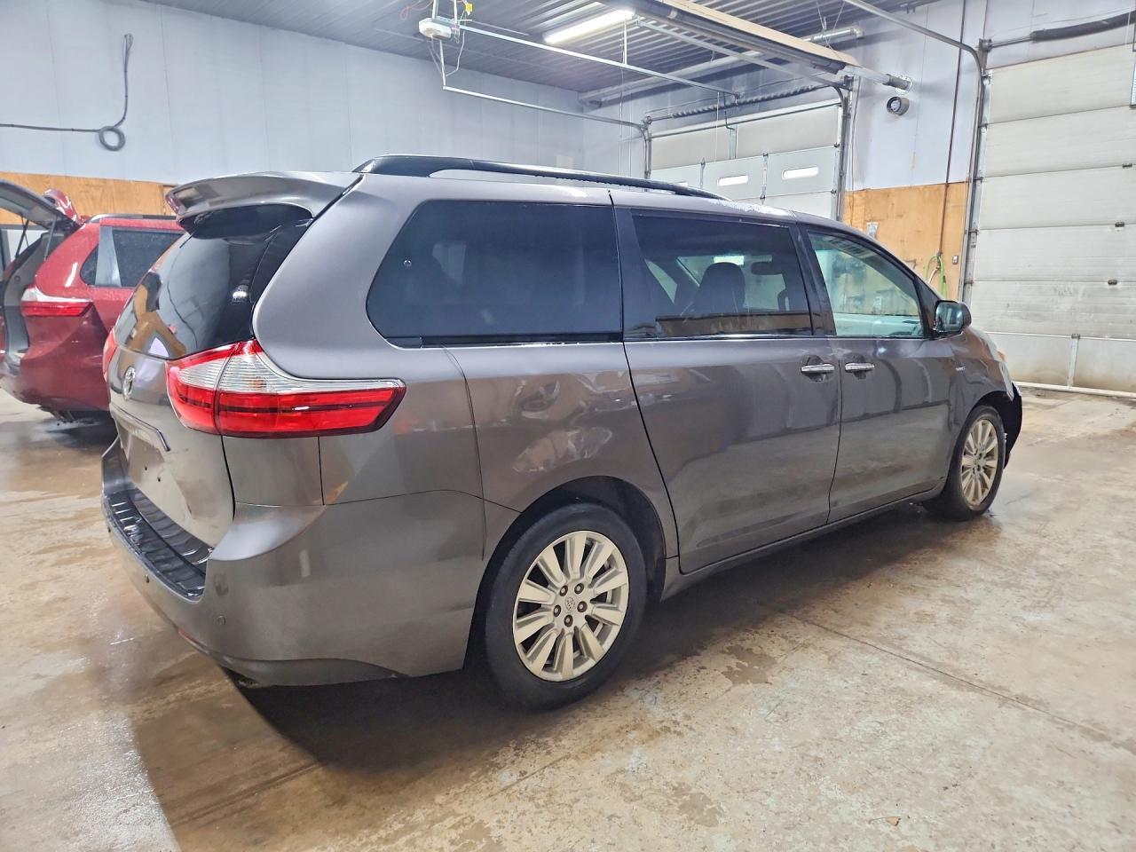 2017 Toyota Sienna Xle 7-Passenger - Фото 3