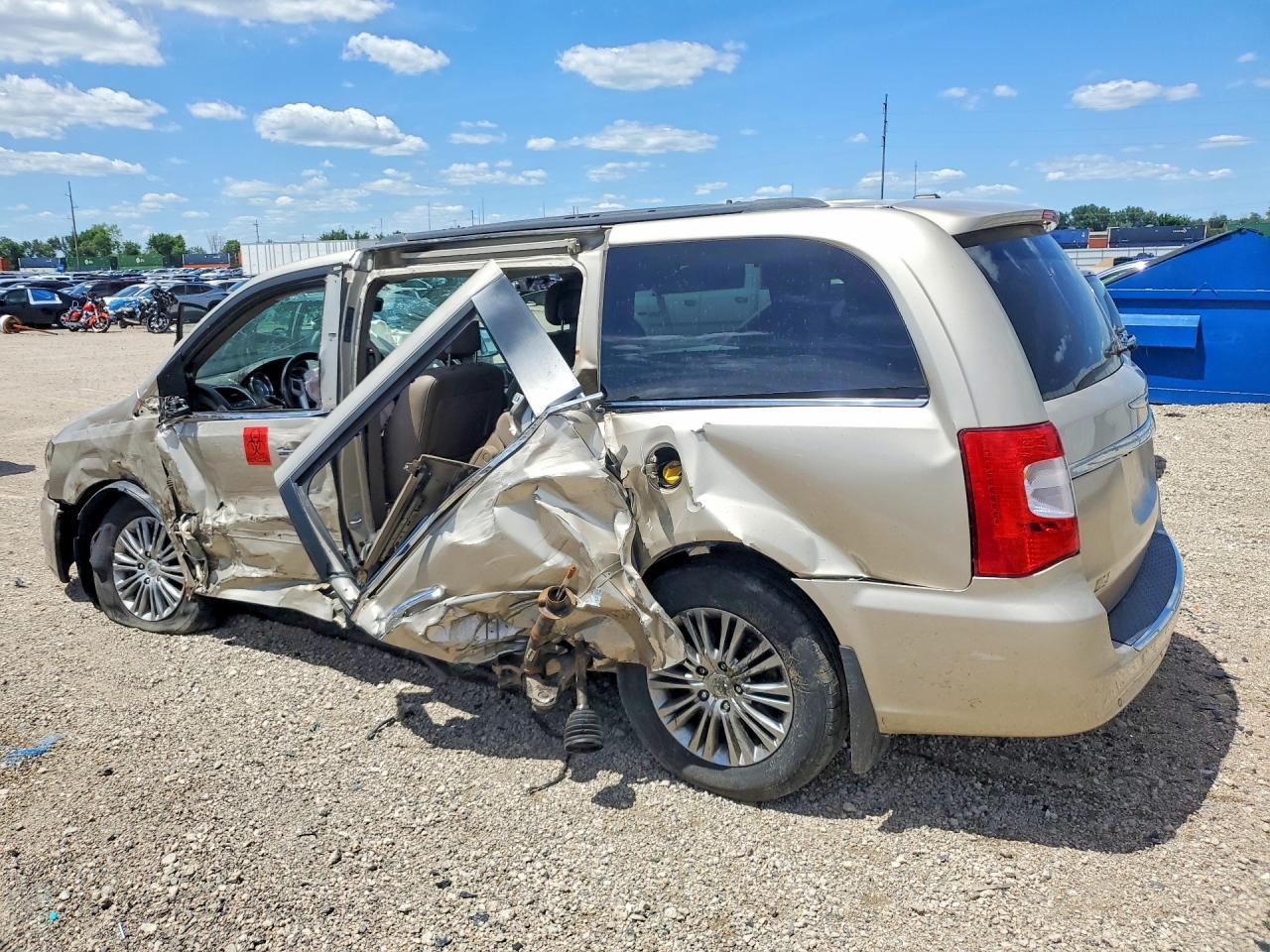 2014 Chrysler Town & Country Touring L - Image 2