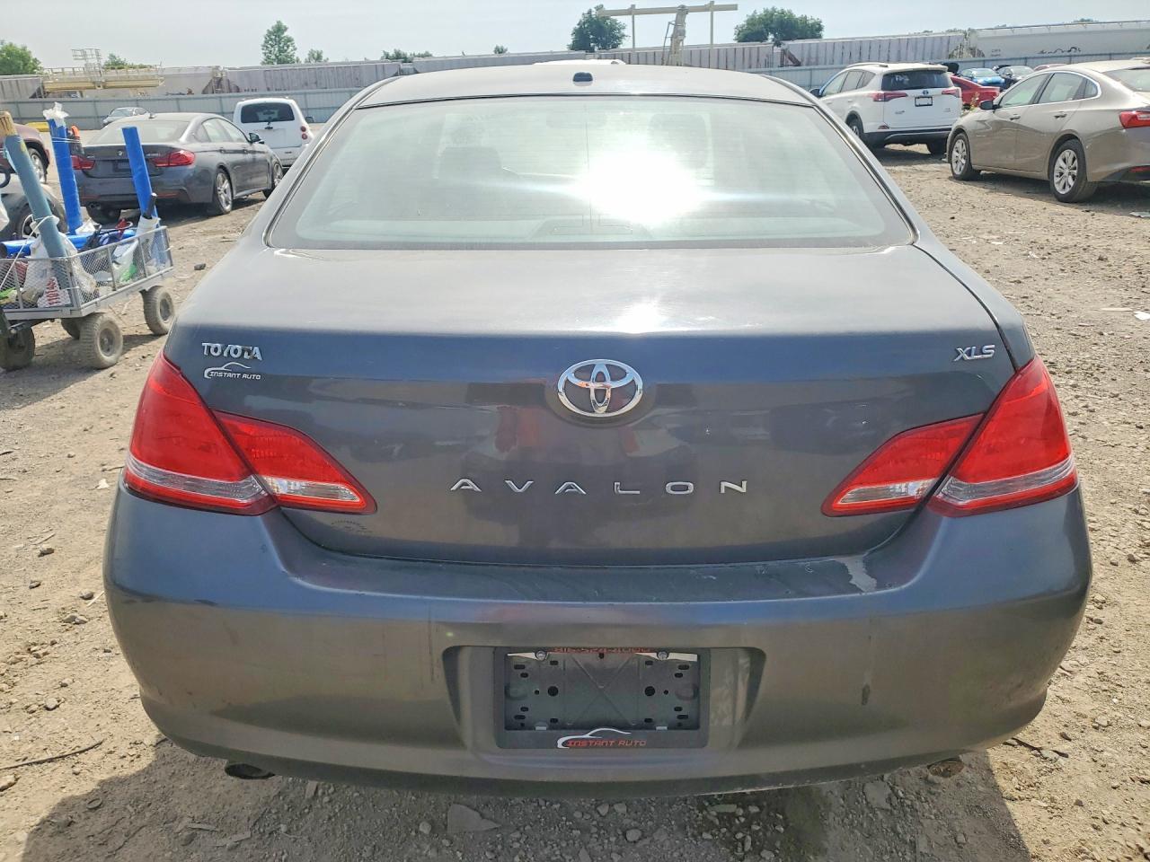 2010 Toyota Avalon Xls - Image 6